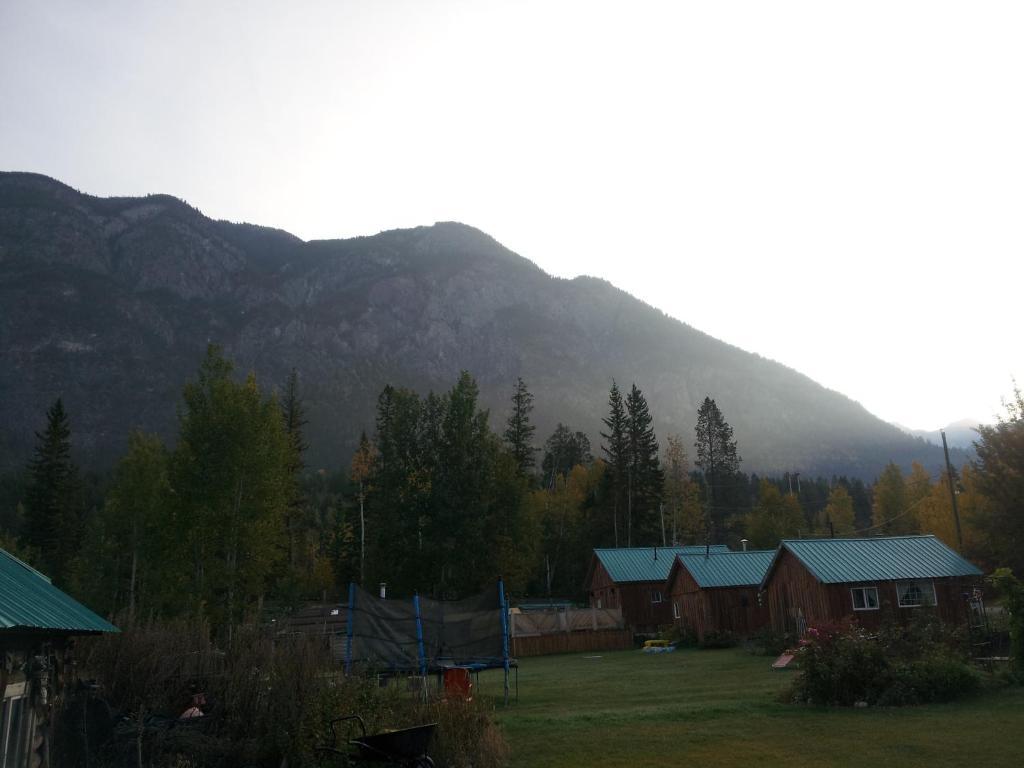 Steamboat Mountain Chalets Hotel Spillimacheen Exterior photo